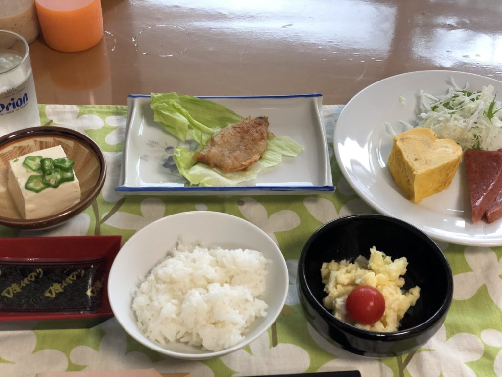与論島の竹丸荘の朝食